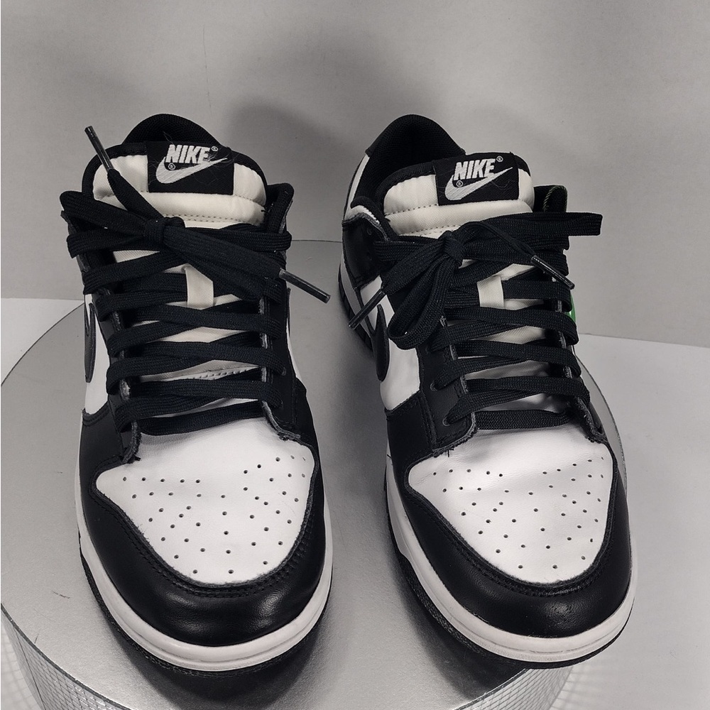 Nike Black and White Athletic Shoes size 8 pre owned Exellent condition